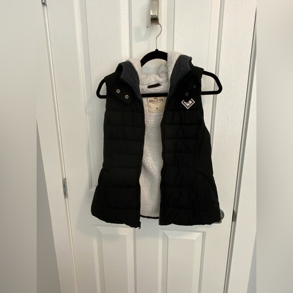 HOLLISTER Sherpa-lined Puffy Vest - Picture 2 of 6